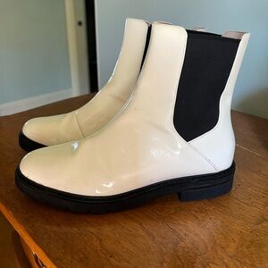 Stuart Weitzman Norah White Patent Leather Lug Sole Chelsea Boots Size 8 Chunk